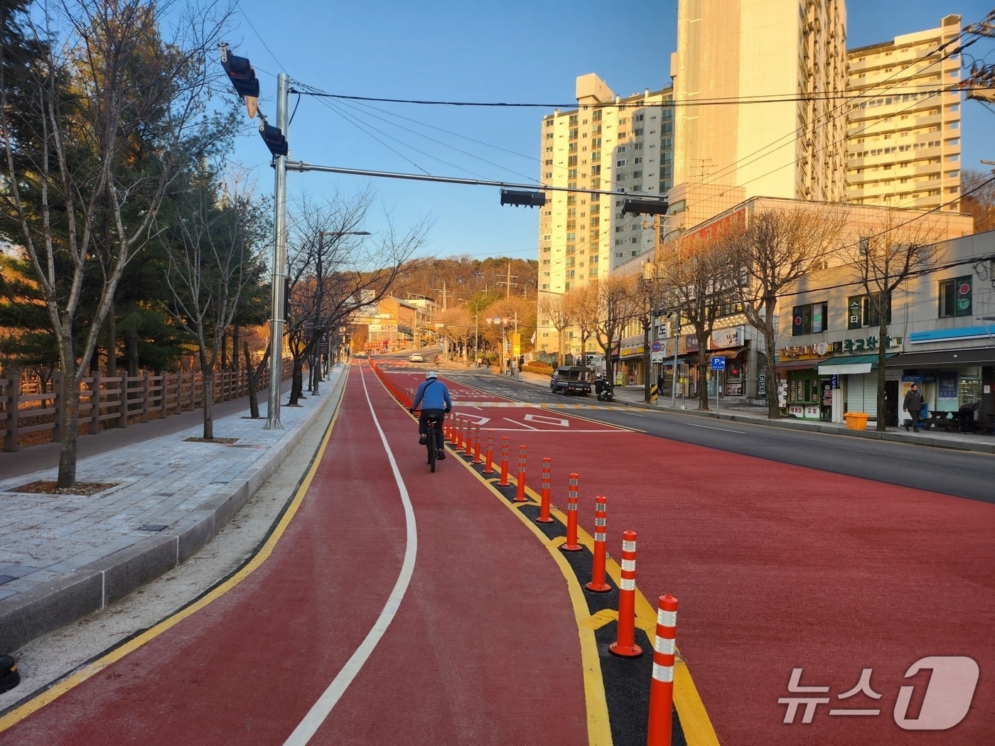 경기 수원시 광교산로에 신설된 자전거도로. (수원시 제공. 재판매 및 DB 금지) 2025.12.26/뉴스1