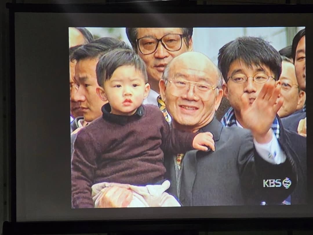 고(故) 전두환 전 대통령 품에 안겨 있는 어린 시절 전우원 씨. (전우원 인스타그램 갈무리)