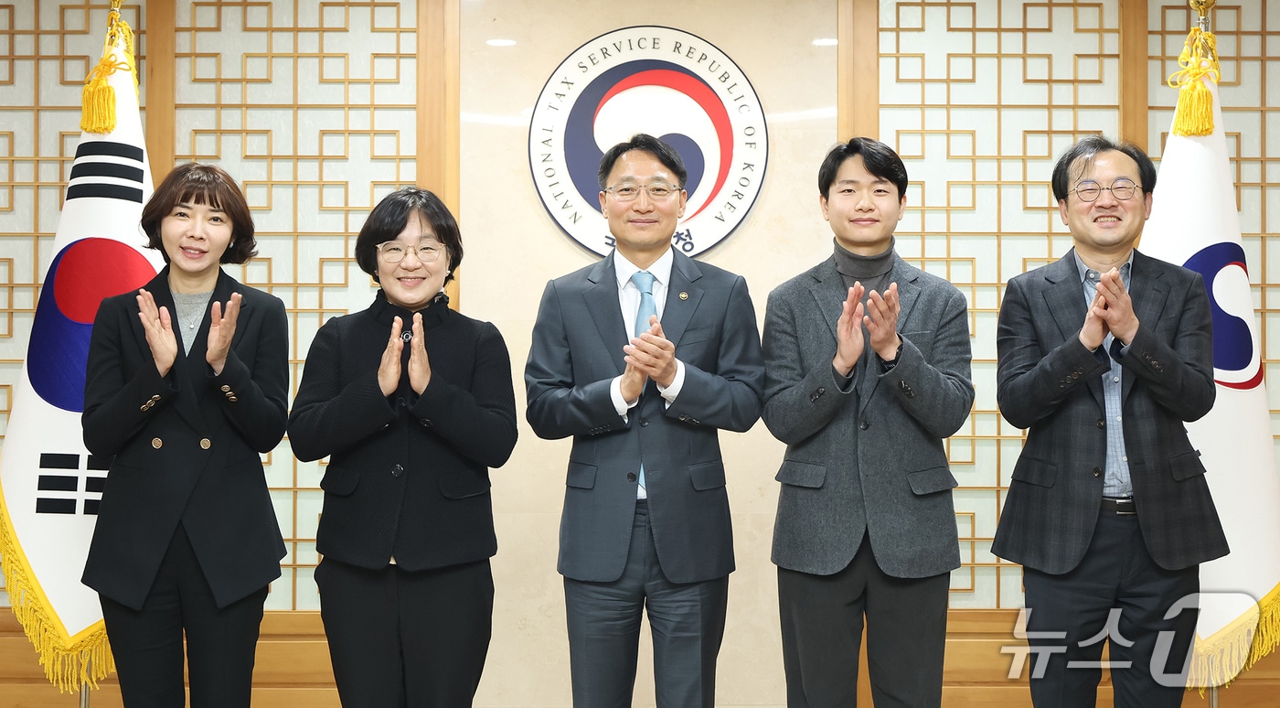 26일 서울지방국세청에서 열린 '2025년 우수 국선대리인' 선정식에서 참석자들이 기념촬영을 하고 있다(왼쪽부터 이광숙 납세자보호관, 최수진 변호사, 임광현 국세청장, 오관열 세무사, 김병욱 회계사. 국세청 제공). 2025.12.26/뉴스1