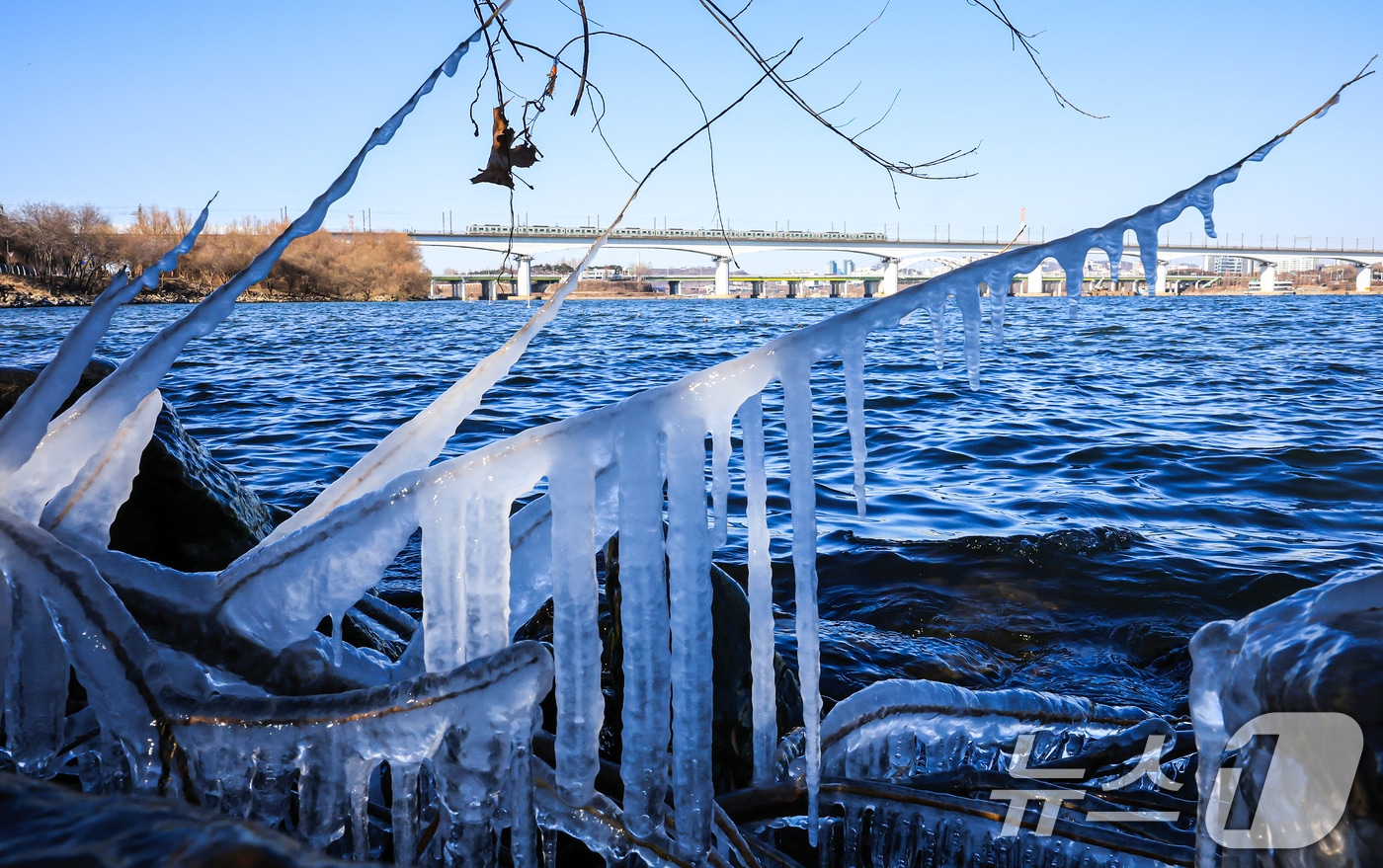 한낮에도 영하권 추위가 이어지는 26일 오후 서울 영등포구 여의도 인근 한강에 고드름이 얼어있다. 기상청은 주말인 27일 아침까지 영하 10도 안팎의 추위가 이어질 것으로 예보했다. 2025.12.26/뉴스1 ⓒ News1 김진환 기자