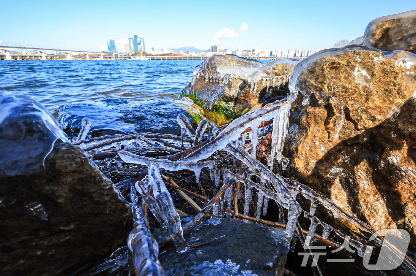 한낮에도 영하권 추위가 이어지는 26일 오후 서울 영등포구 여의도 인근 한강에 고드름이 얼어있다. 2025.12.26/뉴스1 ⓒ News1 김진환 기자