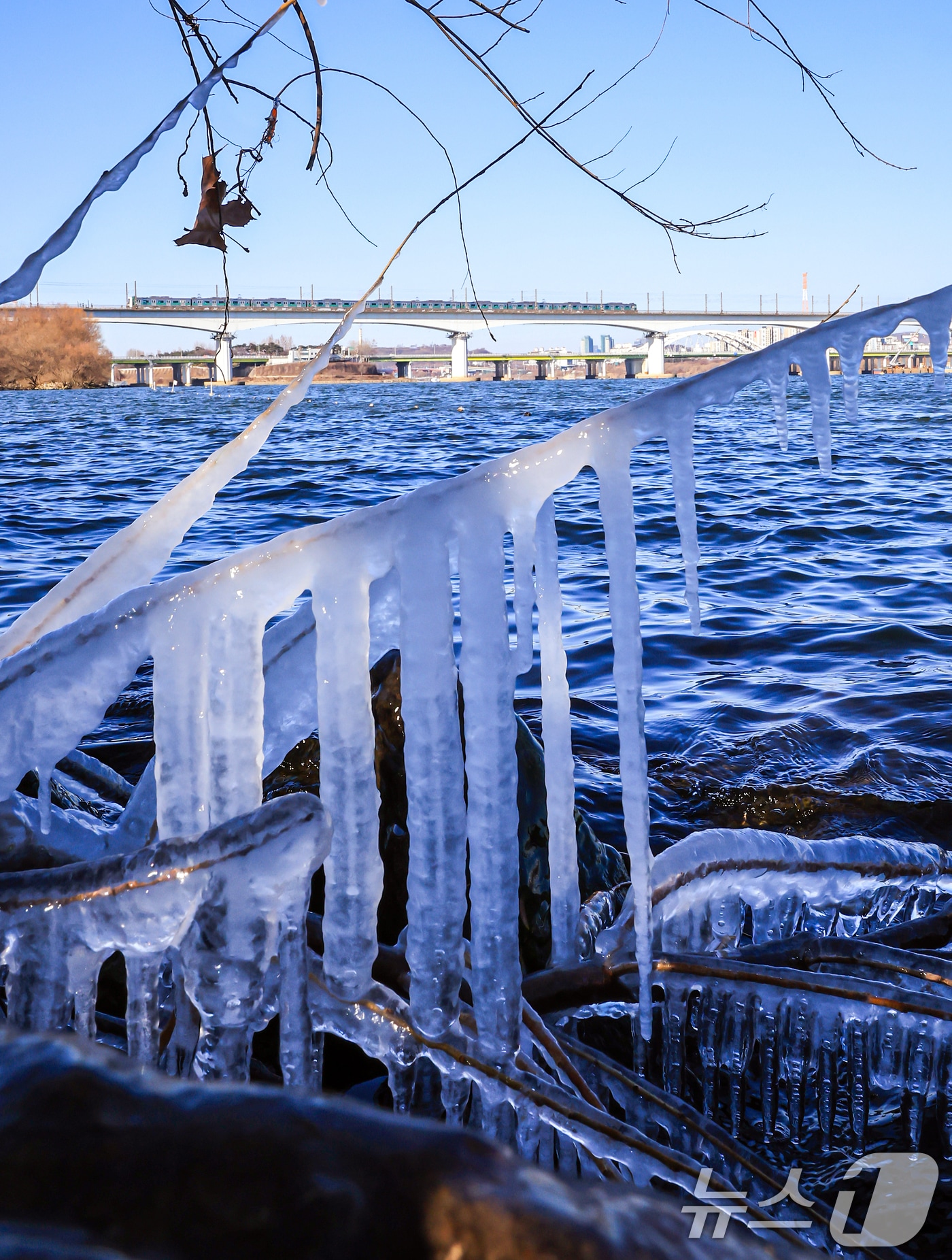 한낮에도 영하권 추위가 이어지는 26일 오후 서울 영등포구 여의도 인근 한강에 고드름이 얼어있다. 기상청은 주말인 27일 아침까지 영하 10도 안팎의 추위가 이어질 것으로 예보했다. 2025.12.26/뉴스1 ⓒ News1 김진환 기자