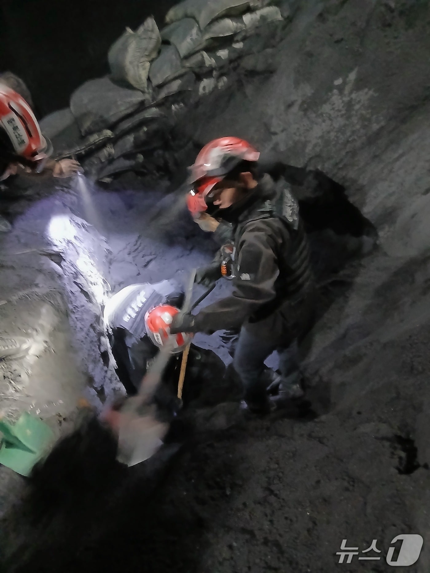 구조 현장 모습.(제천소방서 제공. 재판매 및 DB금지)/뉴스1