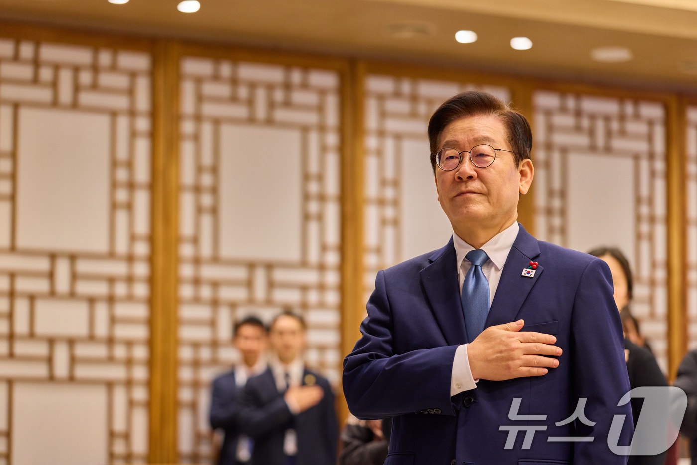 이재명 대통령이 26일 서울 용산 대통령실 청사에서 열린 위험직무 순직 유가족 초청 오찬에서 국민의례를 하고 있다. (대통령실 제공. 재판매 및 DB 금지) 2025.12.26/뉴스1 ⓒ News1 이재명 기자