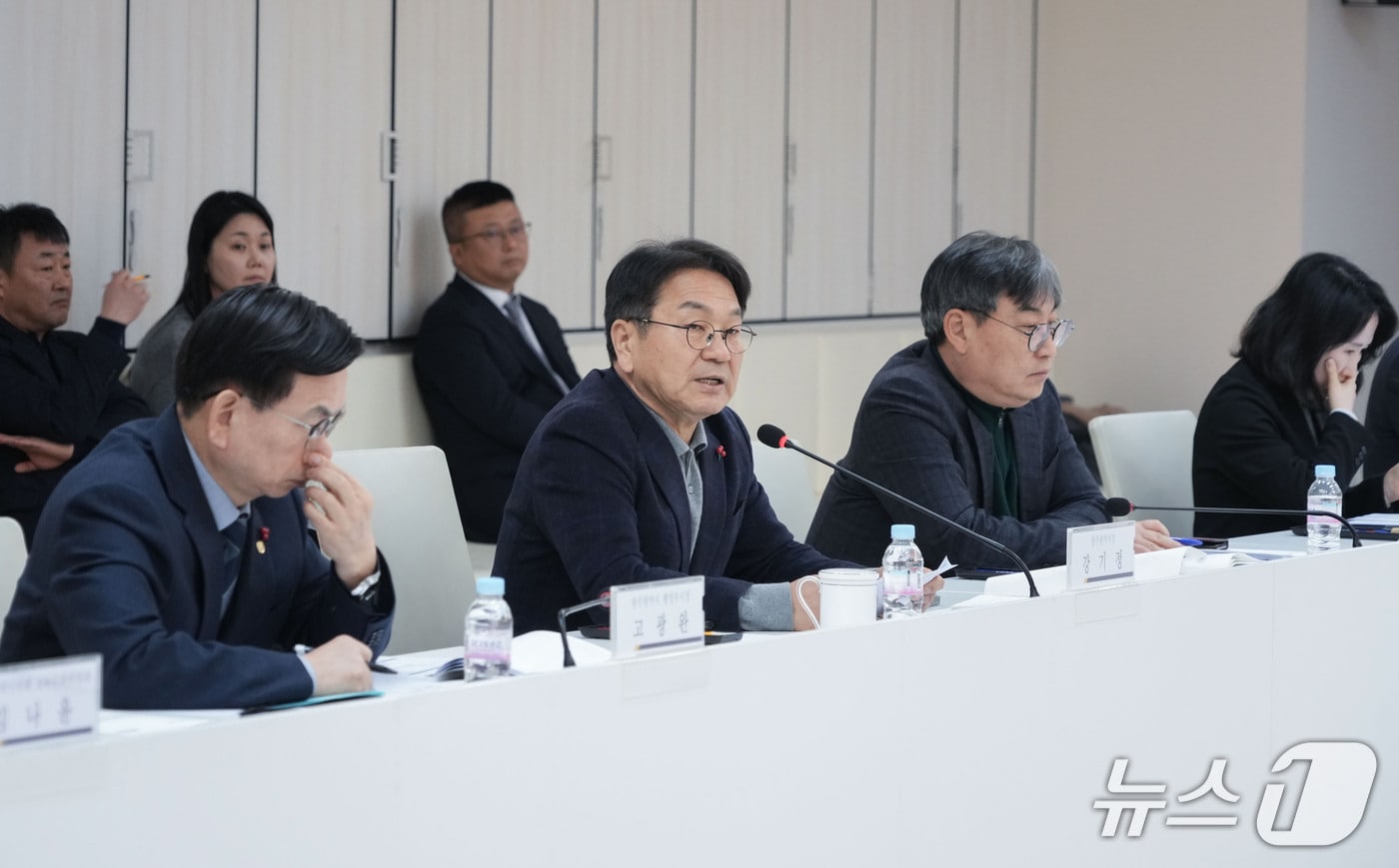 강기정 광주광역시장이 26일 오전 시청 중회의실에서 열린 복합쇼핑몰 상생발전협의회 첫 회의에 참석해 상생방안을 논의하고 있다.(광주광역시 제공. 재판매 및 DB금지) 2025.12.26/뉴스1