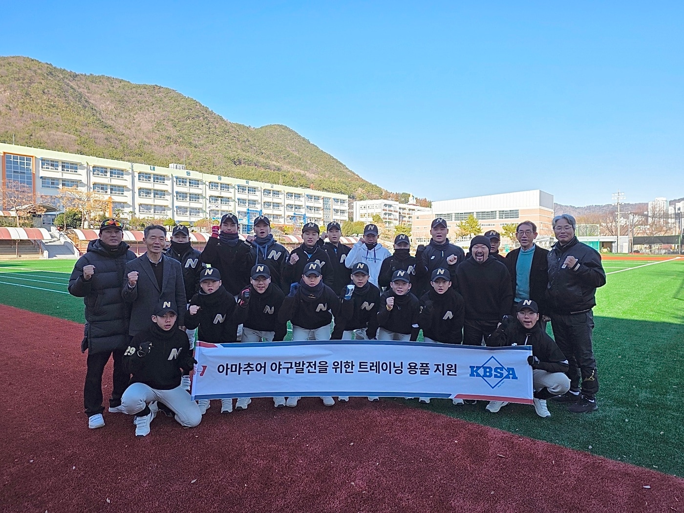한국프로야구선수협회와 대한야구소프트볼협회은 아마추어 야구 발전과 훈련 환경 개선을 위한 협력 사업의 일환으로 트레이닝 용품 전달식을 진행했다.(프로야구선수협 제공)