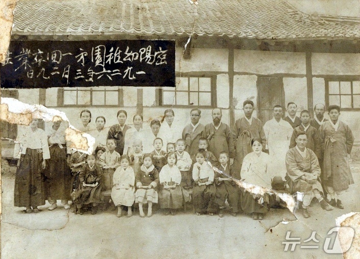 1910년 경남 최초로 설립된 밀양유치원의 1926년 졸업사진.(경남교육청 제공. 재판매 및 DB금지)