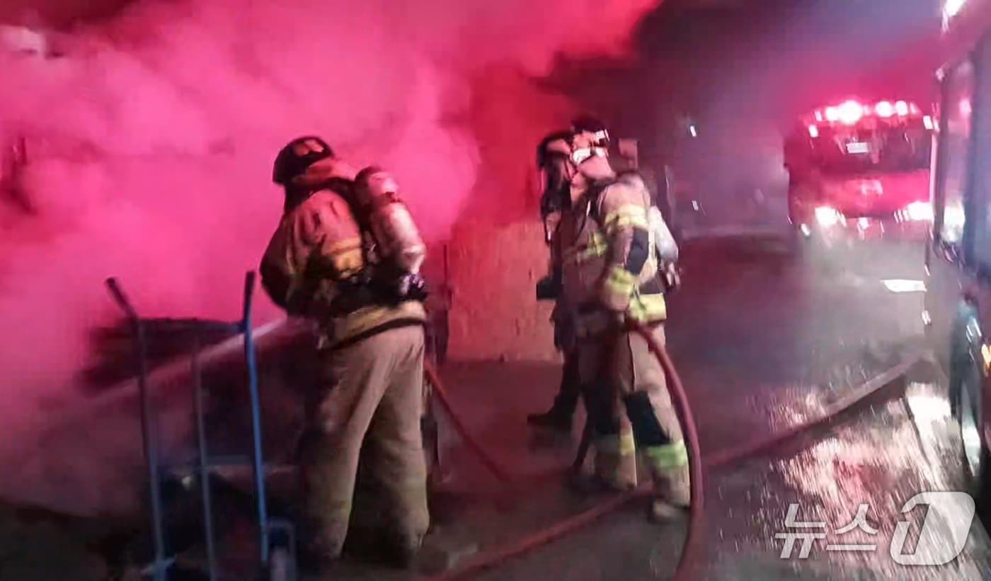 26일 전남 나주 한 농막업체 창고에서 불이 나 소방당국이 진화 작업을 벌이고 있다.(사진=나주소방서 제공. 재판매 및 DB 금지) 2025.12.26/뉴스1