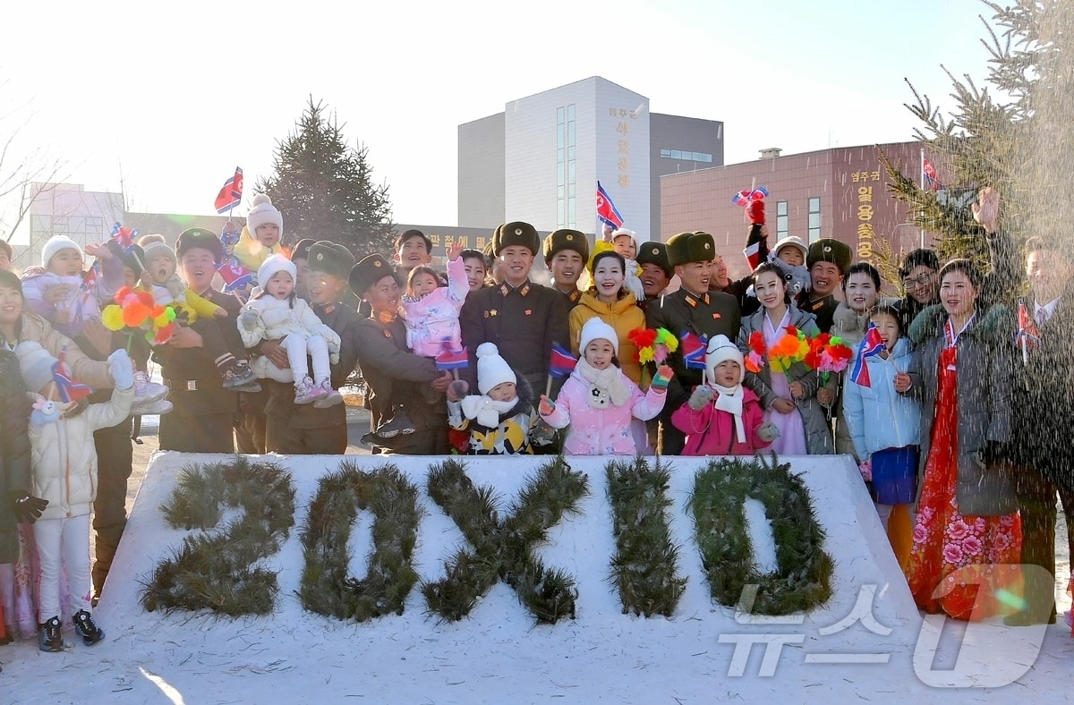 (평양 노동신문=뉴스1) = 북한 노동당 기관지 노동신문은 27일 평안북도 염주군 지방공업공장 준공식이 전날 성대히 진행됐다고 보도했다. 최룡해 최고인민회의 상임위원회 위원장과 평안북도, 염주군 간부들, 종업원들, 건설연대 관병들이 참석했다. [국내에서만 사용가능. 재배포 금지. DB 금지. For Use Only in the Republic of Korea. Redistribution Prohibited] rodongphoto@news1.kr