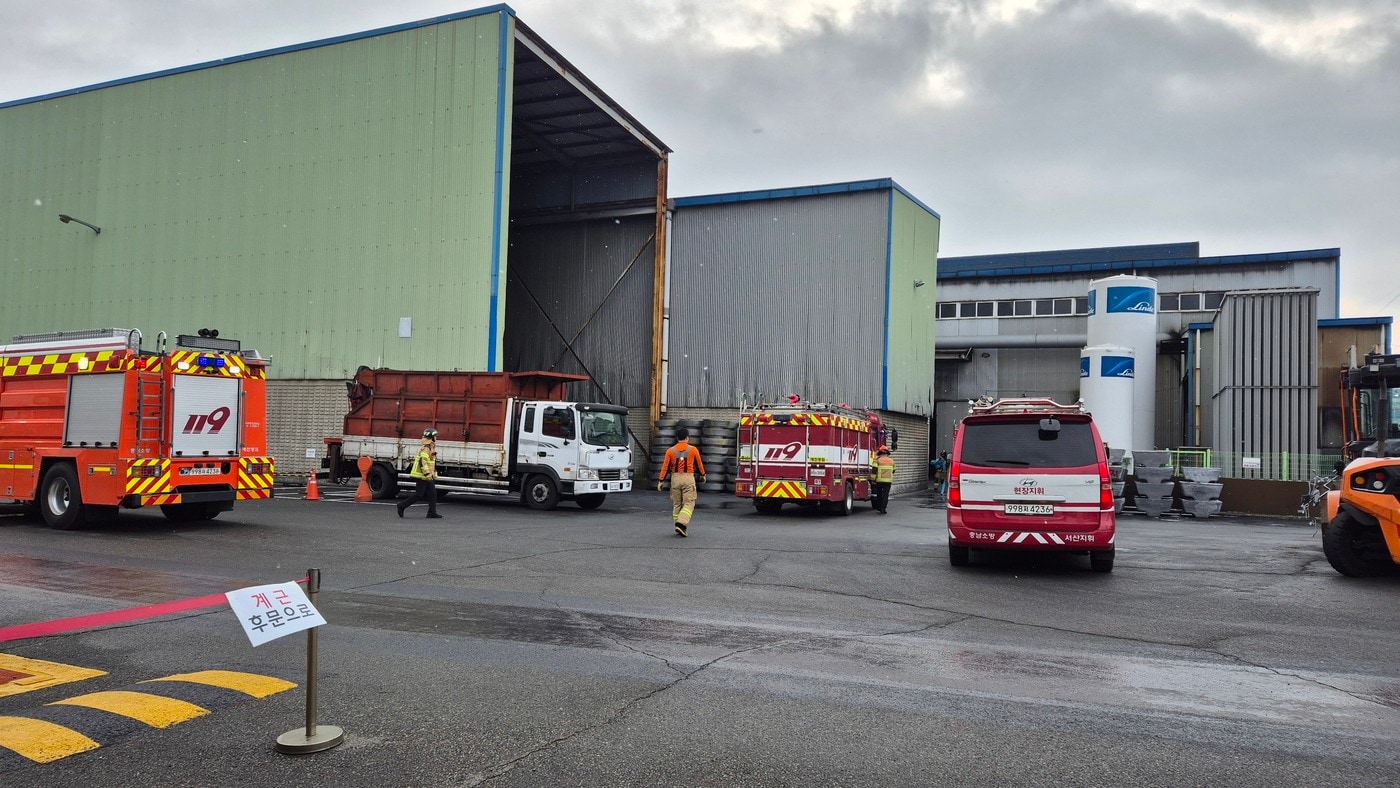 불이 난 서산 자동차부품 제조 공장에 출동한 소방차량들.(독자제공. 재판매 및 DB금지)/뉴스1