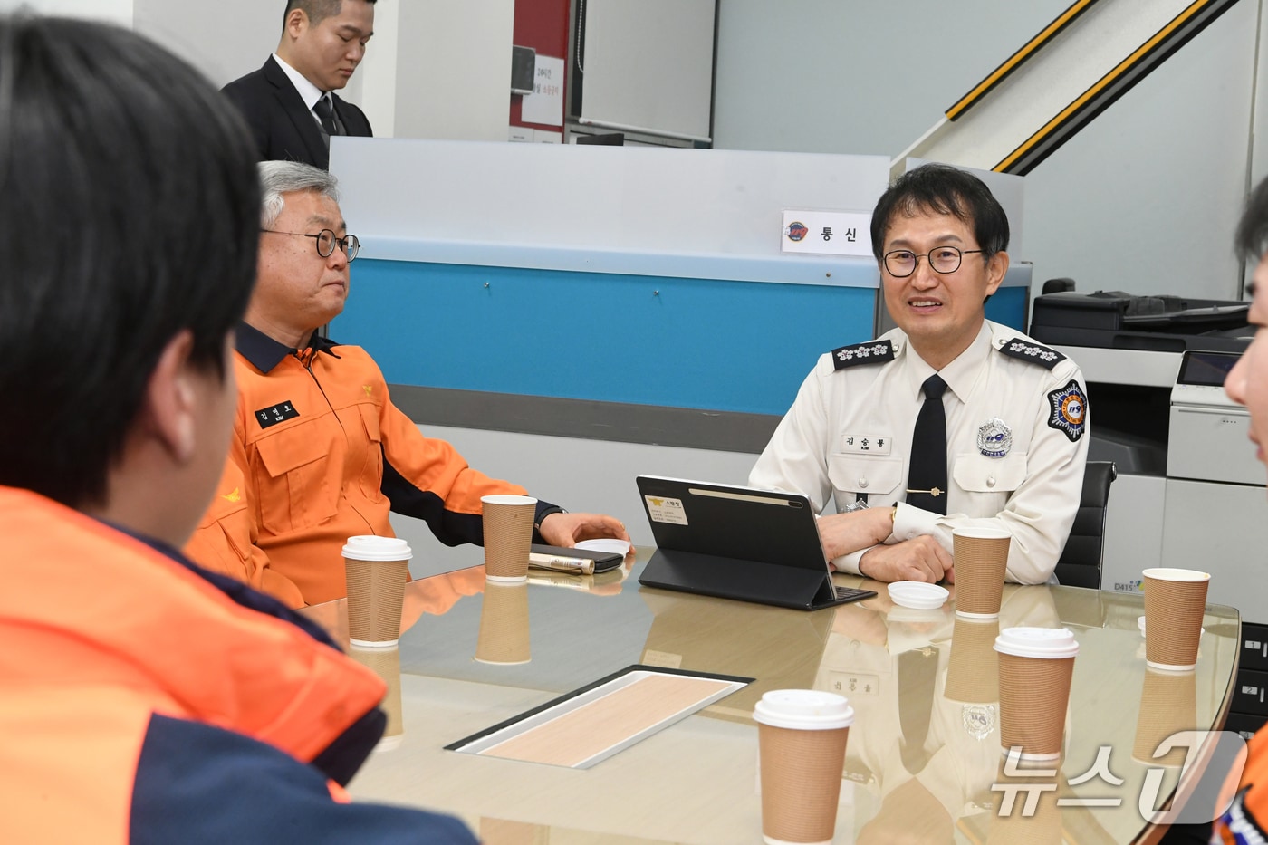 26일 김승룡 소방청장 직무대행이 서울 서초소방서를 찾아 연말연시 특별경계근무에 임하고 있는 소방대원들을 격려하고 현장의 애로사항을 청취하고 있다