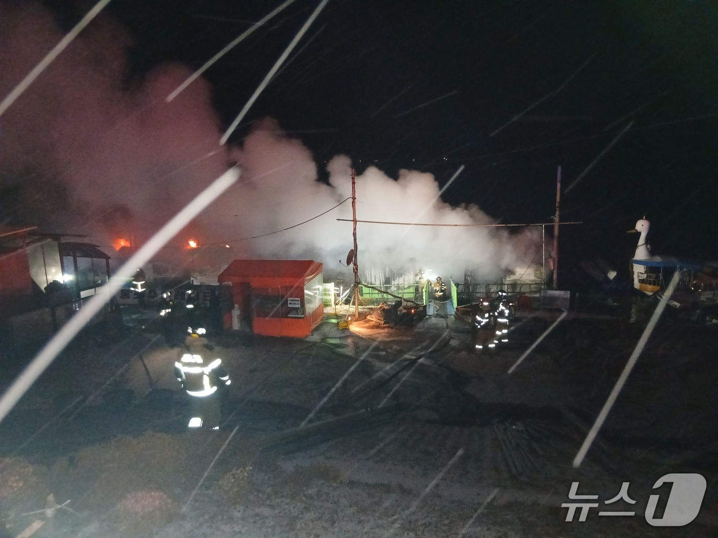 27일 오후 8시 41분께 전북 익산시 웅포면 웅포리 오리배 선착장에서 화재가 발생했다.(소방제공, 재판매 및 DB금지)2025.12.28/뉴스1