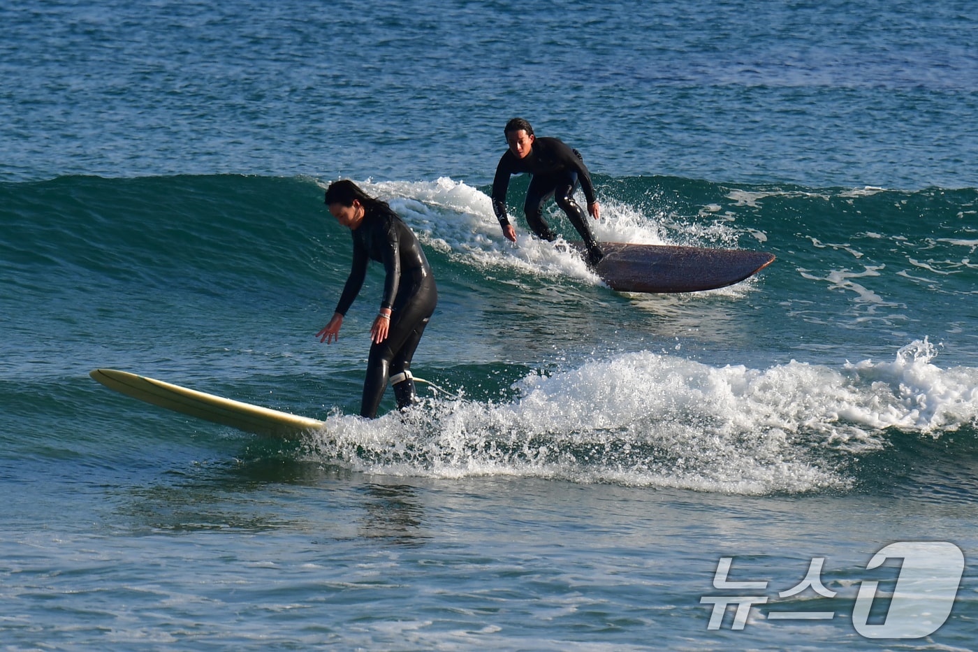지난 28일 경북 포항시 북구 흥해읍 용한리 해수욕장에서 서퍼들이 겨울 파도를 타고 있다. 2025.12.28/뉴스1 ⓒ News1 최창호 기자