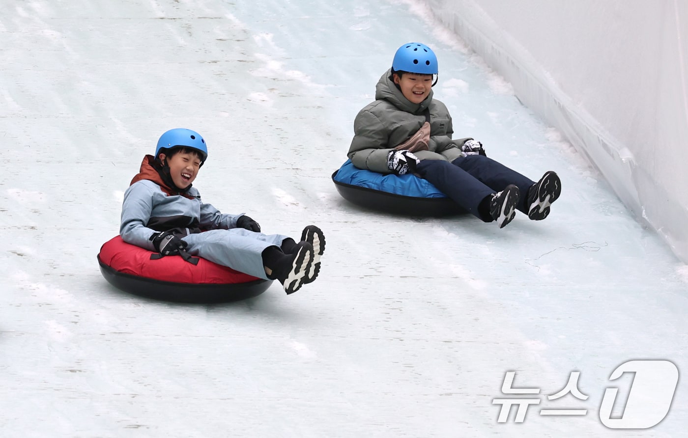  눈썰매장'을 찾은 어린이들이 얼음썰매를 즐기고 있다. 2025.12.28/뉴스1 ⓒ News1 구윤성 기자