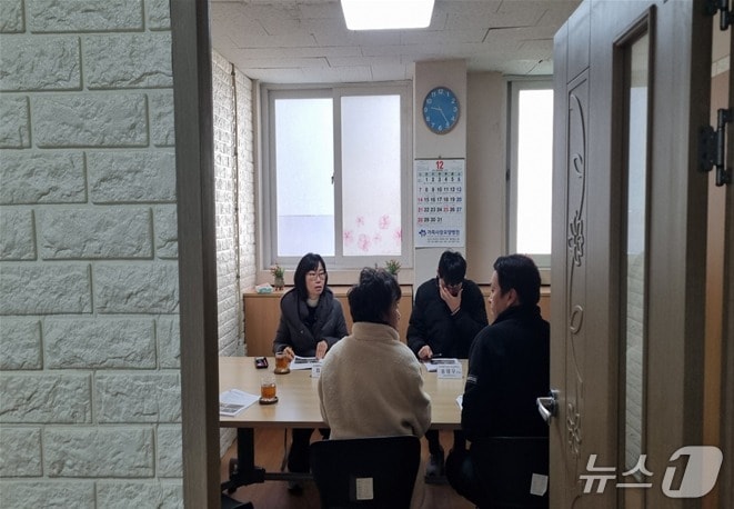 노숙인종합지원센터에서 한파 대응실태 점검을 하고 있다.(부산시 제공. 재판매 및 DB금지)