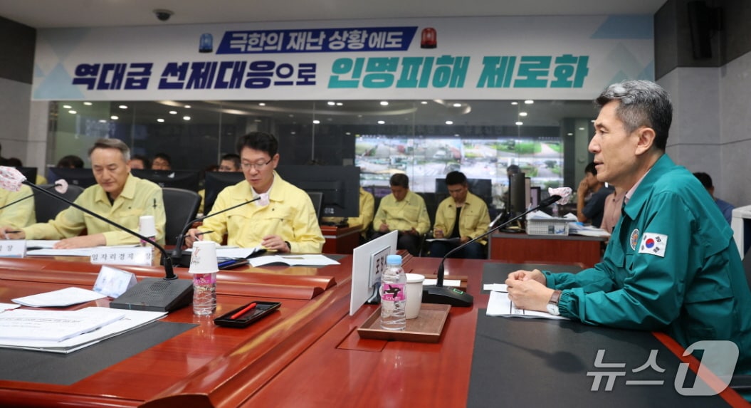 28일 경북 포항시가 행정안전부가 주관한 재난관리평가와 경북도가 주관한 도민안전시책안전에서 우수기관과 최우수기관에 각각 선정됐다. 사진은 이깅덕 시장이 시민안전관련 대책회의를 주재하는 모습. (포항시제공, 재판매 및 DB금지) 2025.12.28/뉴스1