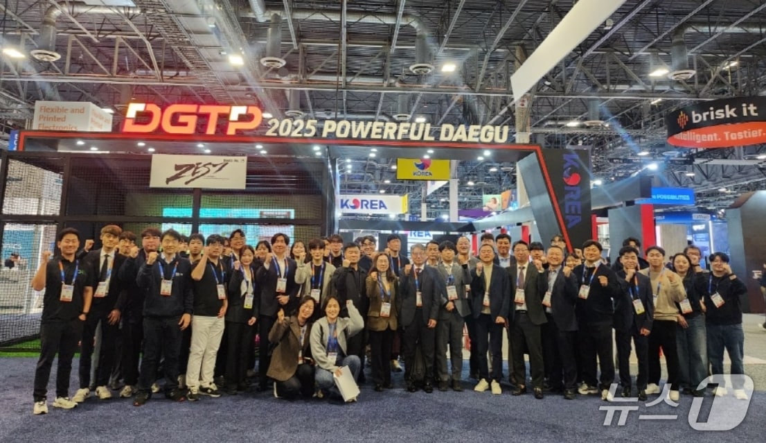 대구의 인공지능(AI) 스타트업(신생 벤처기업) 6개사가 내년 1월6~9일 미국 라스베이거스에서 열리는 'CES(국제전자제품박람회) 2026'에 참가해 혁신 기술을 선보인다. 사진은 'CES 2025' 참가자들이 파이팅을 외치는 모습.(대구시 제공, 재판매 및 DB 금지)