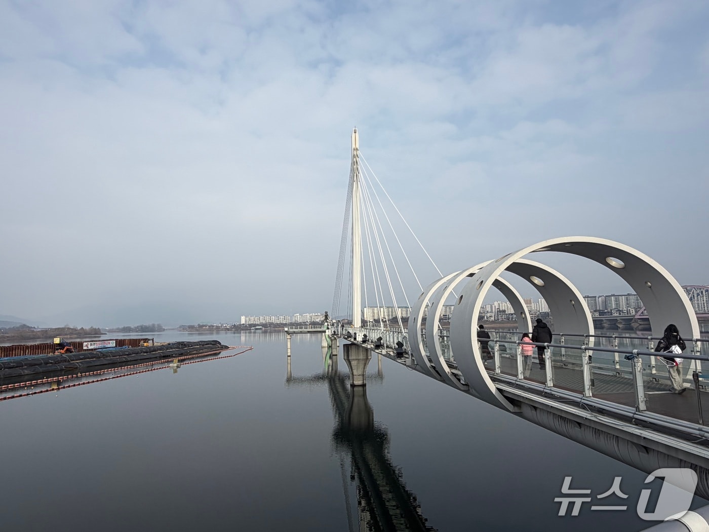 28일 낮 강원 춘천 소양강스카이워크를 찾은 나들이객들이 전망대까지 걸어가고 있다.2025.12.28 한귀섭 기자