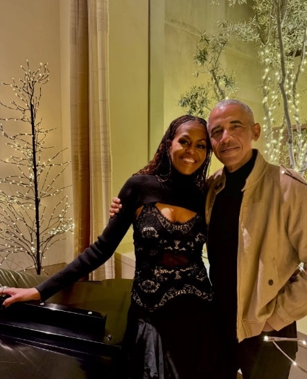 이혼설이 불거졌던 버락 오바마 전 미국 대통령과 부인 미셸 오바마 여사가 크리스마스를 맞아 함께 찍은 사진을 공개했다. (미셸 여사 인스타그램)