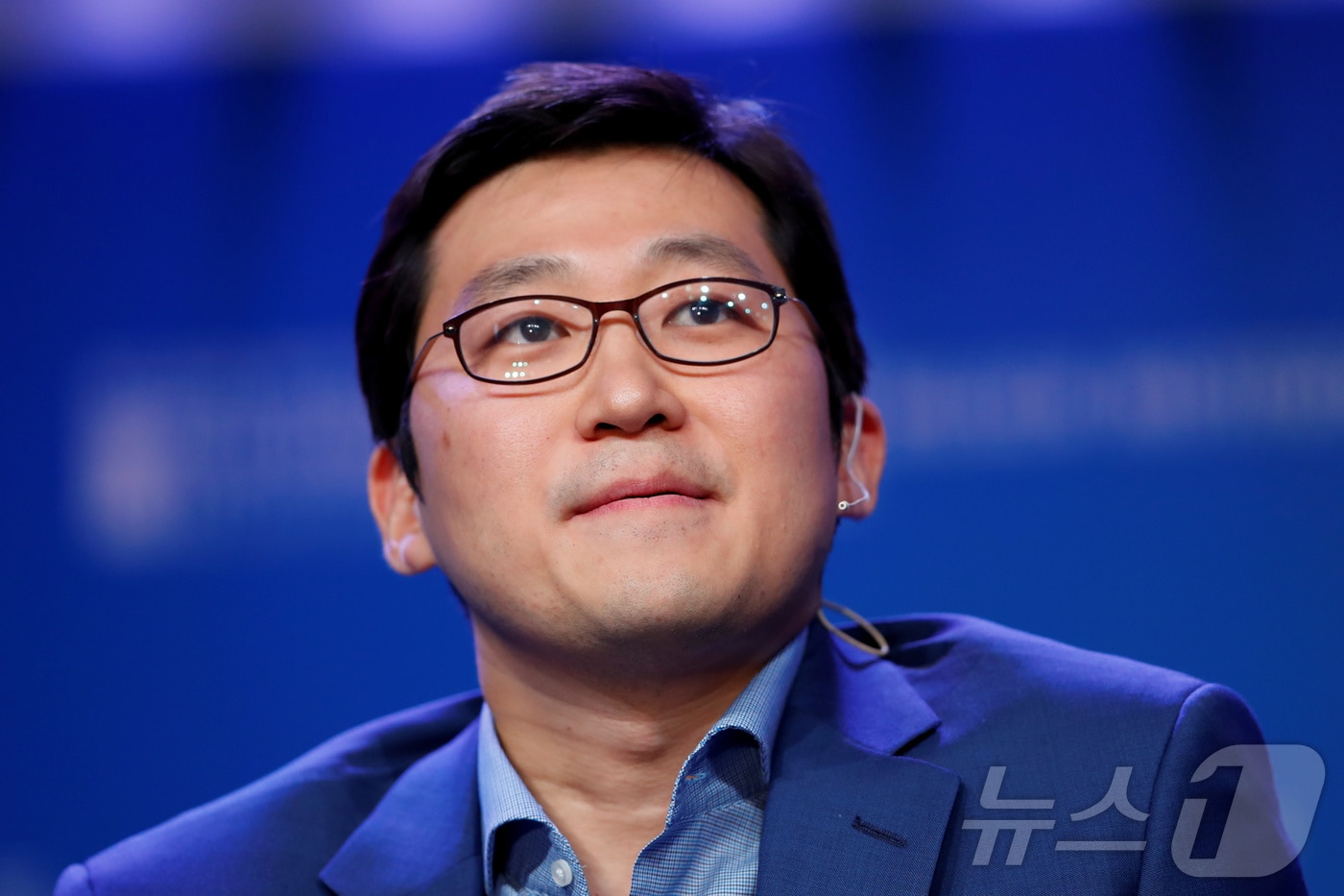 쿠팡의 개인정보 유출사태가 악화일로로 치닫고 있는 가운데 김범석 미국 쿠팡 Inc. 의장이 공식 사과했다. 지난달 29일 쿠팡이 '3370만 개 개인정보 무단 노출인지'를 발표한 후 한 달 만이다. 사진은 지난 2019년 4월 미국 캘리포니아주 베버리힐스 밀켄 연구소에서 열린 제22회 연례 글로벌 컨퍼런스에서 연설하는 김범석 쿠팡 의장. ⓒ 로이터=뉴스1 ⓒ News1 포토공용 기자