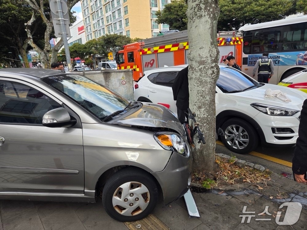 28일 제주 서귀포시 시내에서 차량이 인도로 돌진하며 보행자 2명을 치는 사고가 발생했다.(제주도 소방안전본부 제공. 재판매 및 DB 금지)/뉴스1 