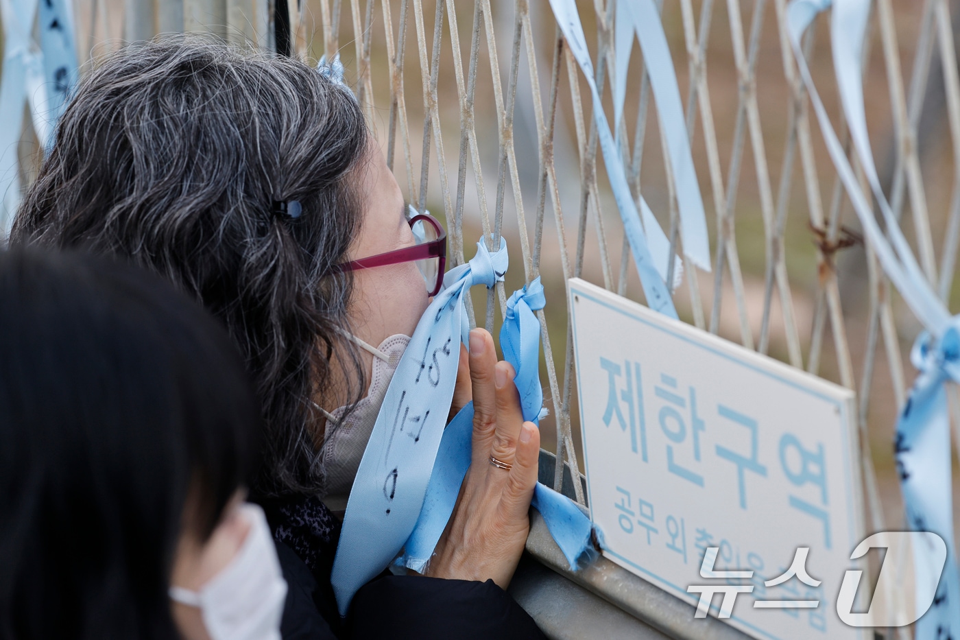 12·29 여객기 참사 1주기를 하루 앞둔 28일 오후 무안국제공항 참사현장에서 만장행진을 마친 유가족들이 현장을 지켜보며 눈물을 흘리고 있다. 2025.12.28/뉴스1 ⓒ News1 김태성 기자