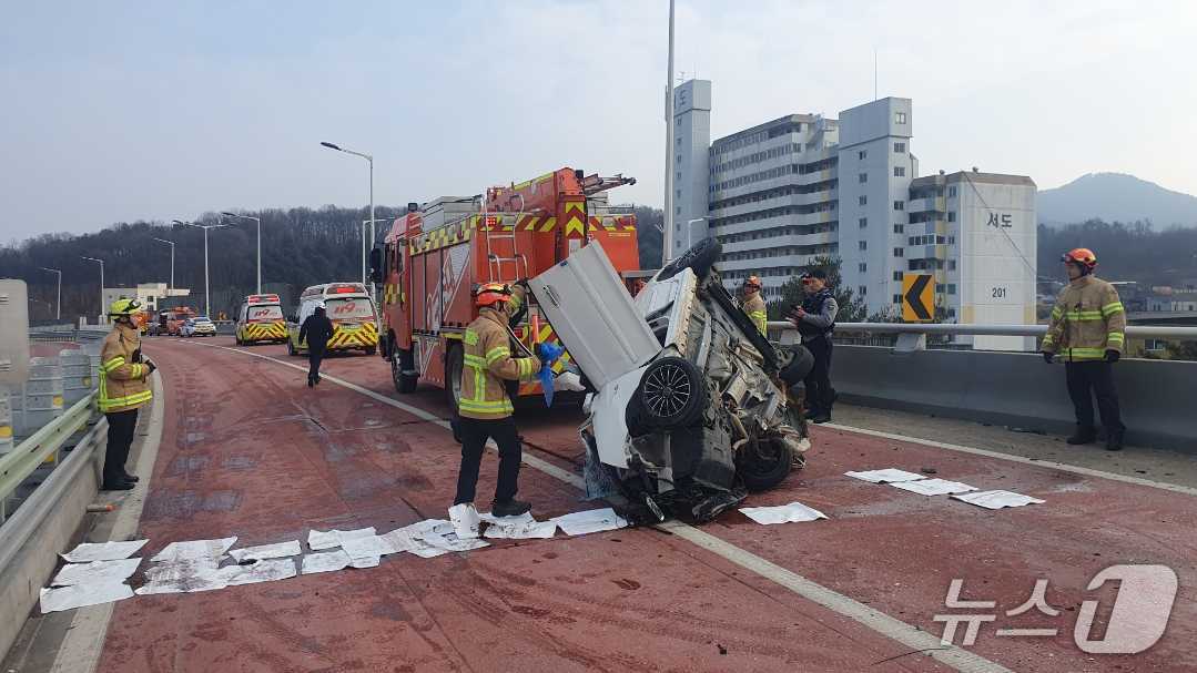 강원 횡성군 횡성읍 입석리 교통사고 현장.(강원도소방본부 제공, 재판매 및 DB금지)