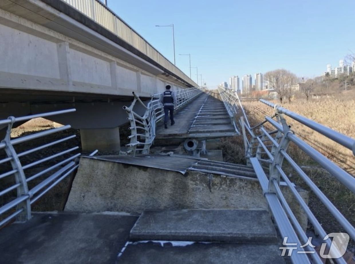28일 오전 11시 58분쯤 광신대교와 연결된 보행교가 알수 없는 이유로 붕괴됐다. (서구 제공. 재판매 및 DB금지)