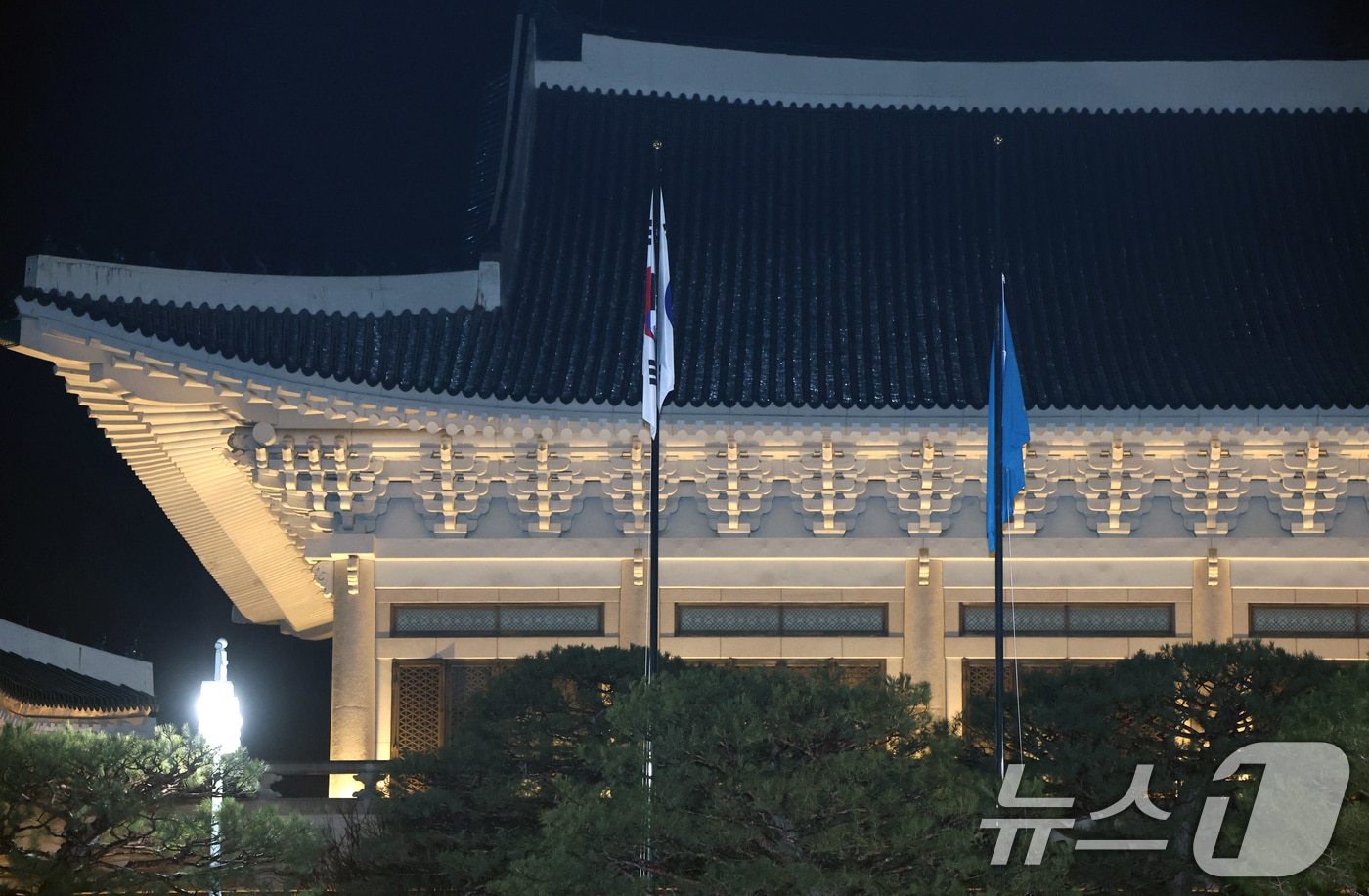 대통령실의 공식 명칭이 '청와대'로 변경된 29일 자정 청와대 본관 앞에 봉황기가 다시 게양되고 있다. (청와대통신사진기자단) 2025.12.29/뉴스1 ⓒ News1 허경 기자