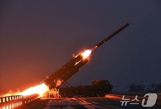 북한 노동당 기관지 노동신문은 29일 "28일 조선서해해상에서 장거리 전략 순항미사일발사 훈련이 진행됐다"면서 "김정은 동지께서 전략순항미사일 발사 훈련을 참관했다"라고 보도했다. [국내에서만 사용가능. 재배포 금지. DB 금지. For Use Only in the Republic of Korea. Redistribution Prohibited] rodongphoto@news1.kr