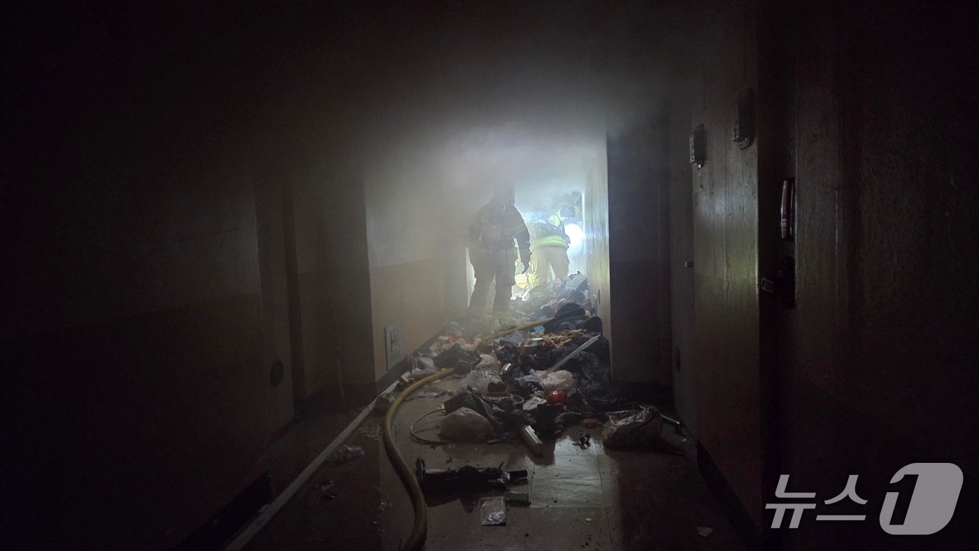 소방 당국이 28일 울산 남구 달동의 한 공동주택에서 발생한 불을 진압하고 있다.(울산소방본부 제공. 재판매 및 DB금지)/뉴스1