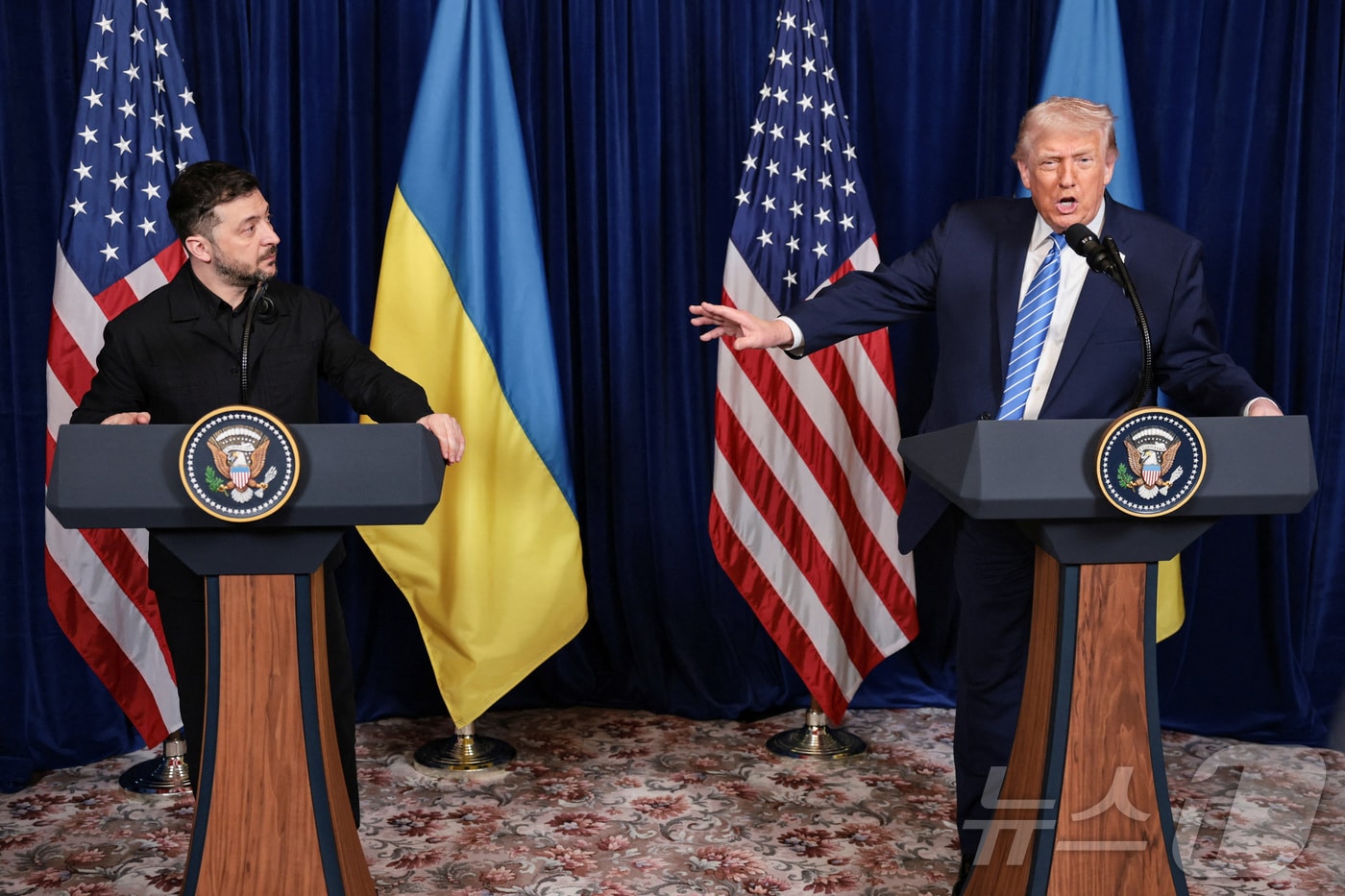 도널드 트럼프 미국 대통령이 28일(현지시간) 플로리다주 팜비치 마러라고 자택에서 볼로디미르 젤렌스키 우크라이나 대통령과 회담한 뒤 공동 기자회견을 하고 있다. 2025.12.28 ⓒ 로이터=뉴스1 ⓒ News1 강민경 기자