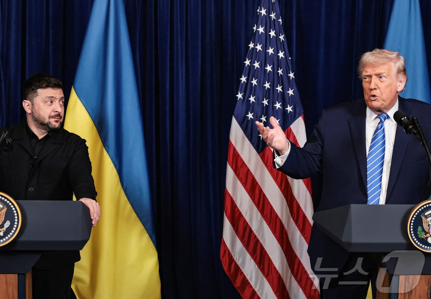 도널드 트럼프 미국 대통령(오른쪽)이 28일 플로리다주 팜비치 마러라고 자택에서 볼로디미르 젤렌스키 우크라이나 대통령과 회담한 뒤 공동 기자회견을 하고 있다. 2025.12.28 ⓒ 로이터=뉴스1 ⓒ News1 강민경 기자