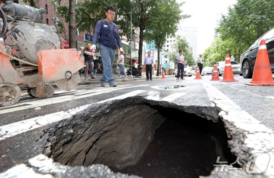 한 도로에 싱크홀이 발생했다. (사진은 기사 내용과 무관함) / 뉴스1 ⓒ News1