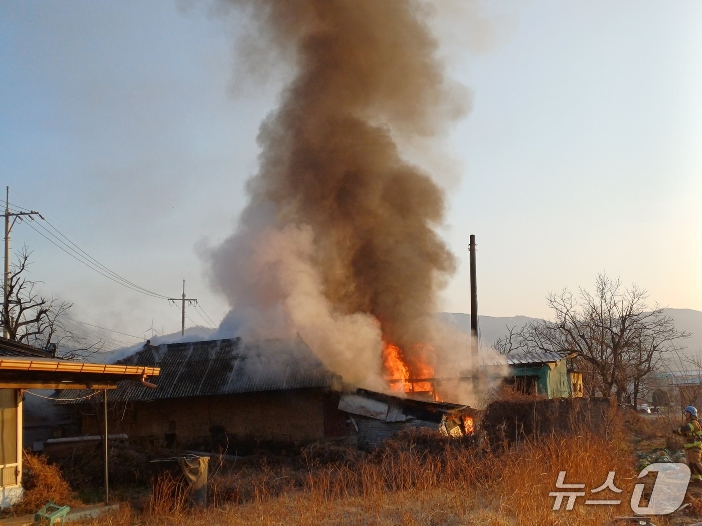 28일 오전 8시13분쯤 포항시 기계면의 한 주택 창고에서 불이나 화염이 치솟고 있다.(경북소방본부 제공. 재판매 및 DB 금지)2025.12.29뉴스1