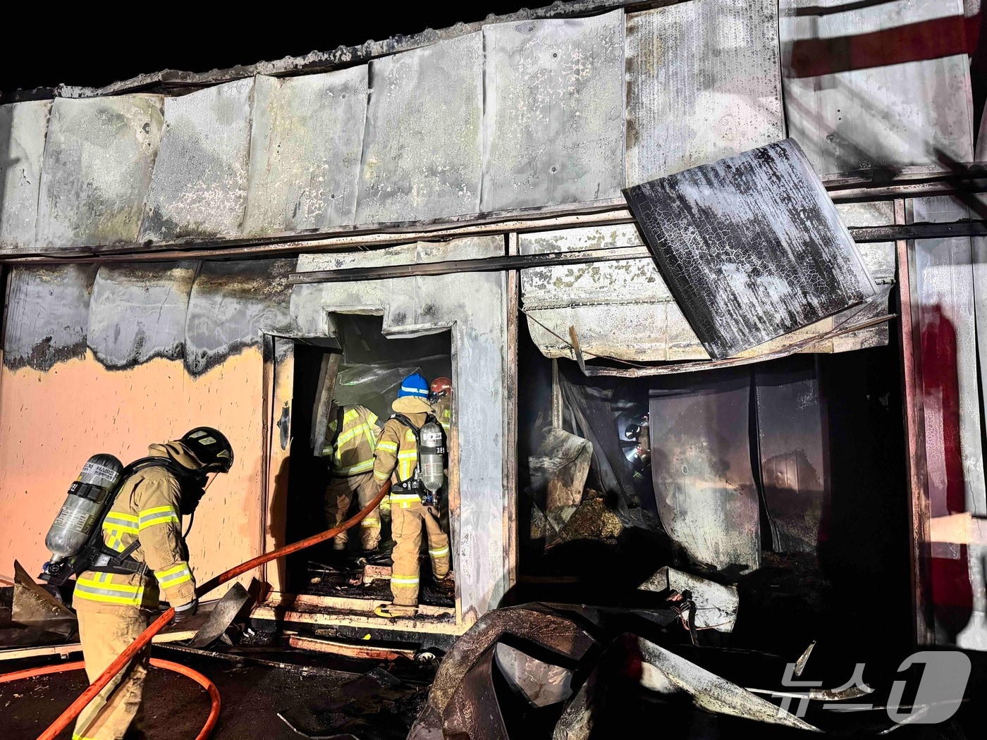 강원 인제 북면의 한 황태 가공농장 화재 현장.(강원도소방본부 제공, 재판매 및 DB금지)