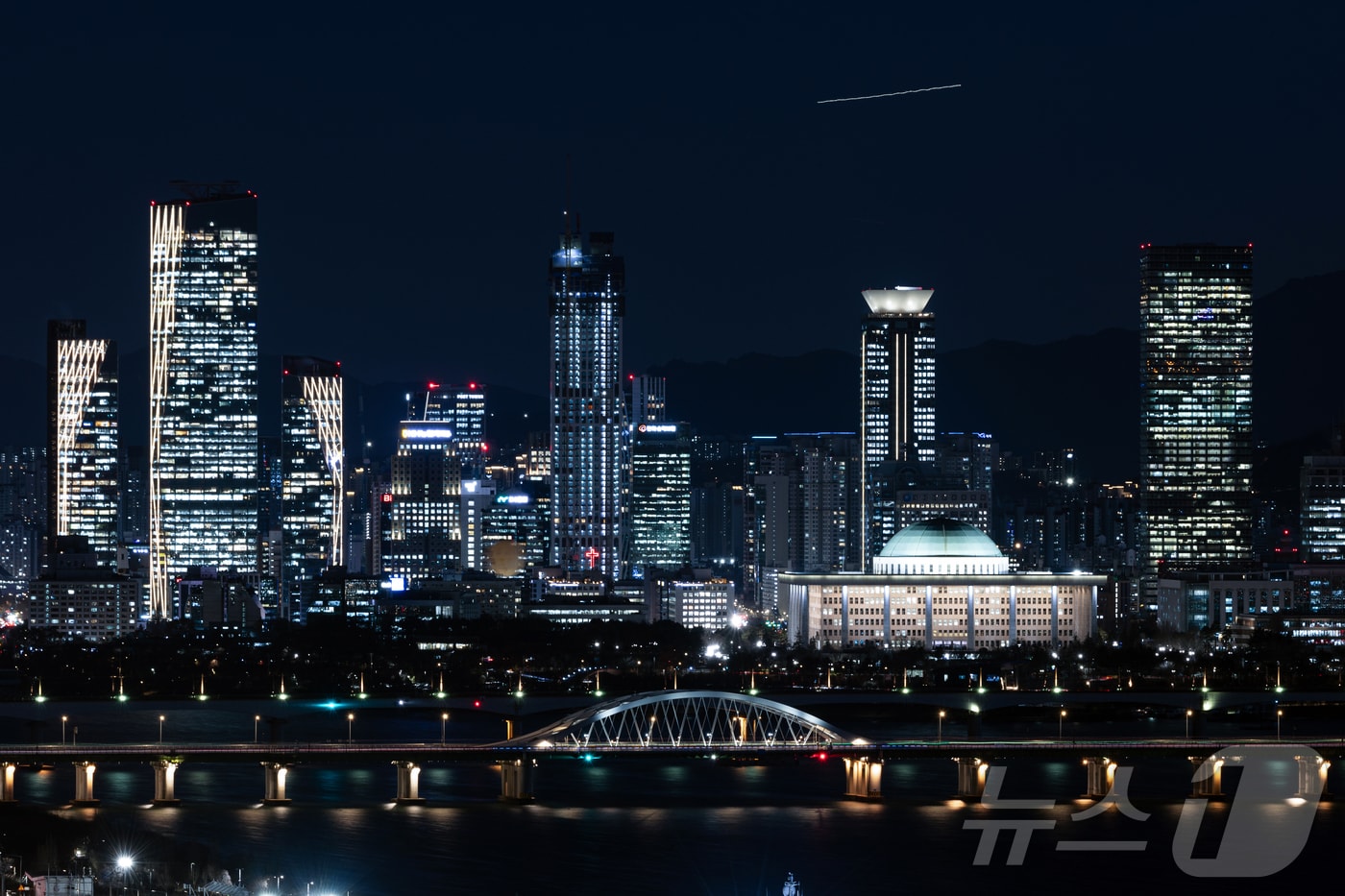 2025년 을사년(乙巳年)이 저물어가는 12월의 밤 국회의사당이 불을 밝히고 있다. 2025.12.30/뉴스1 ⓒ News1 이승배 기자