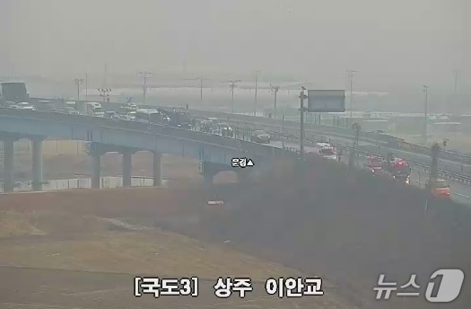 29일 오전 8시22분쯤 경북 상주시 함창읍 신흥리 3번 국도에서 도로결빙으로 15중 추돌사고가 발생했다.(한국도로공사 실시간 CCTV 캡쳐) 2025.12.29/뉴스1