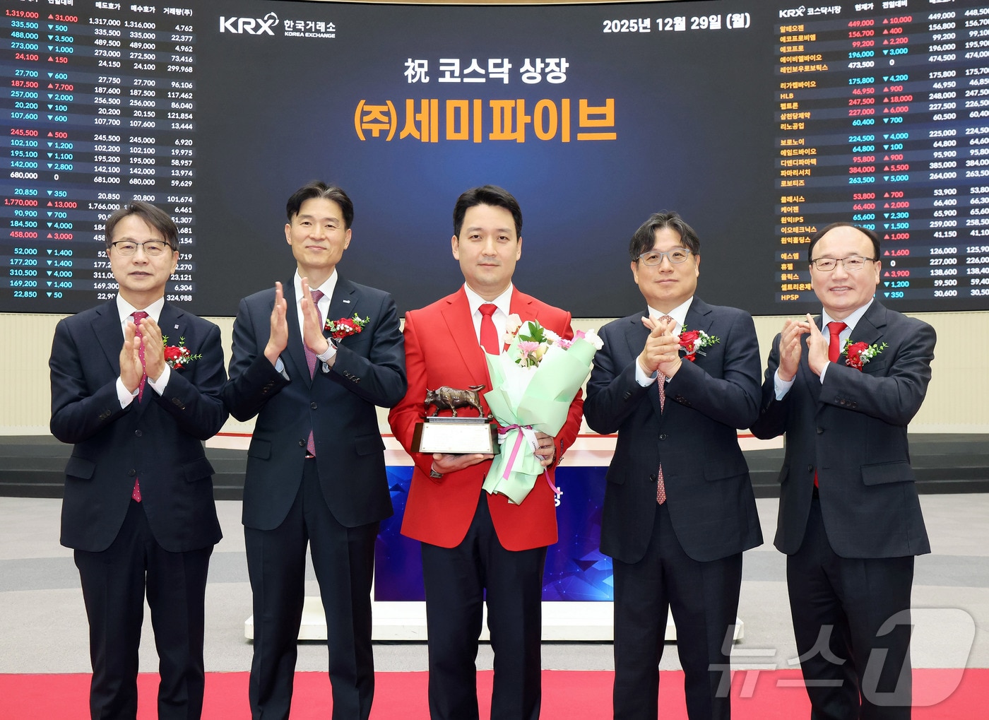 한국거래소 코스닥시장본부는 29일 오전 서울사옥 홍보관에서 세미파이브의 코스닥시장 상장기념식을 개최했다. 사진은 상장 기념식 후 기념 사진 촬영하는 김대영 한국IR협의회 부회장, 민경욱 한국거래소 코스닥시장본부장, 조명현 세미파이브 대표이사, 이충훈 삼성증권 부사장, 강왕락 코스닥협회 부회장의 모습. (한국거래소 제공. 재판매 및 DB 금지)