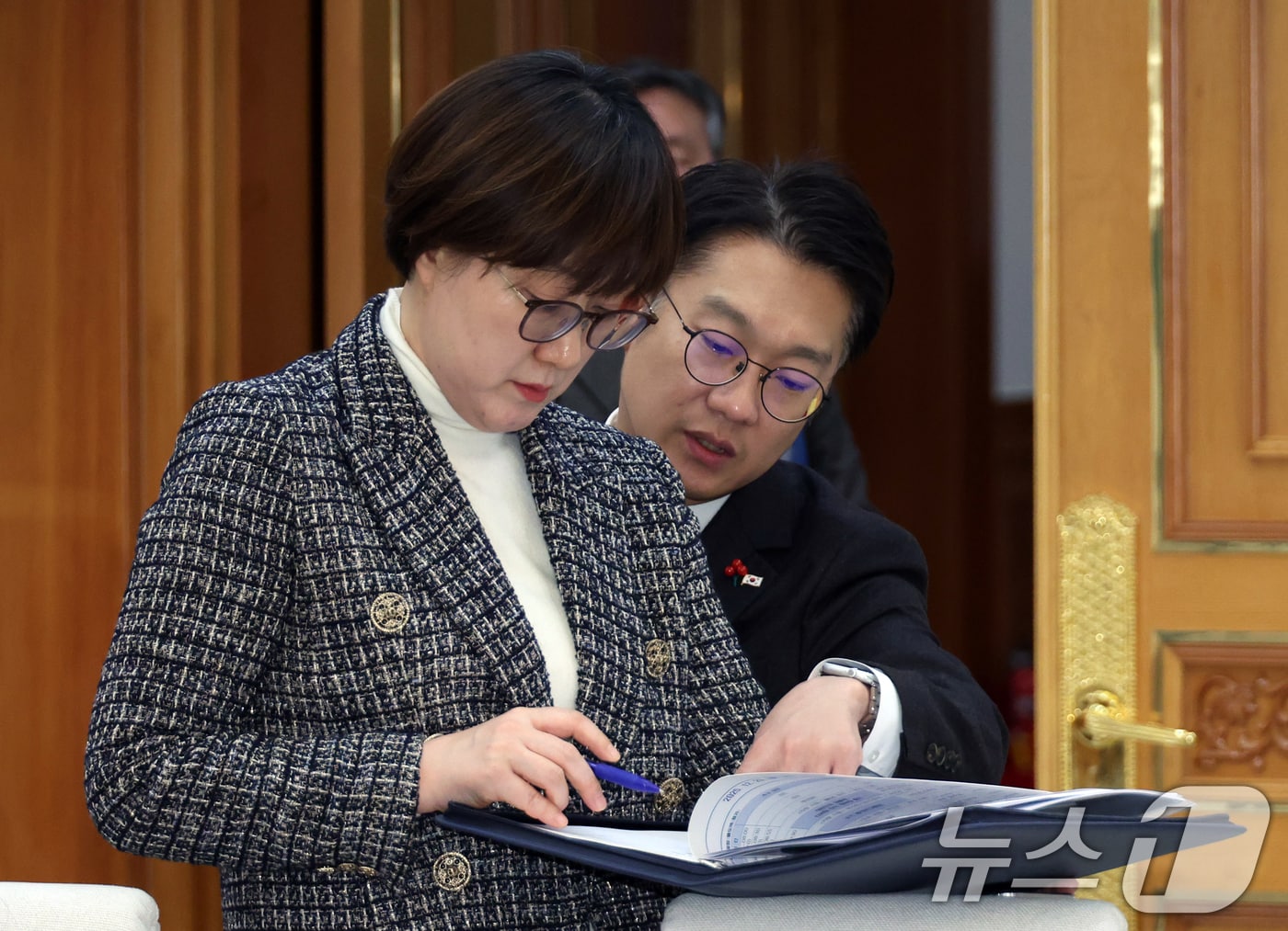 2025년 12월 29일 김현지 제1부속실장과 김남준 대변인이 대통령실 이전 작업이 마무리된 청와대에서 차담을 준비하고 있는 모습. (청와대통신사진기자단) 2025.12.29 ⓒ 뉴스1 이재명 기자
