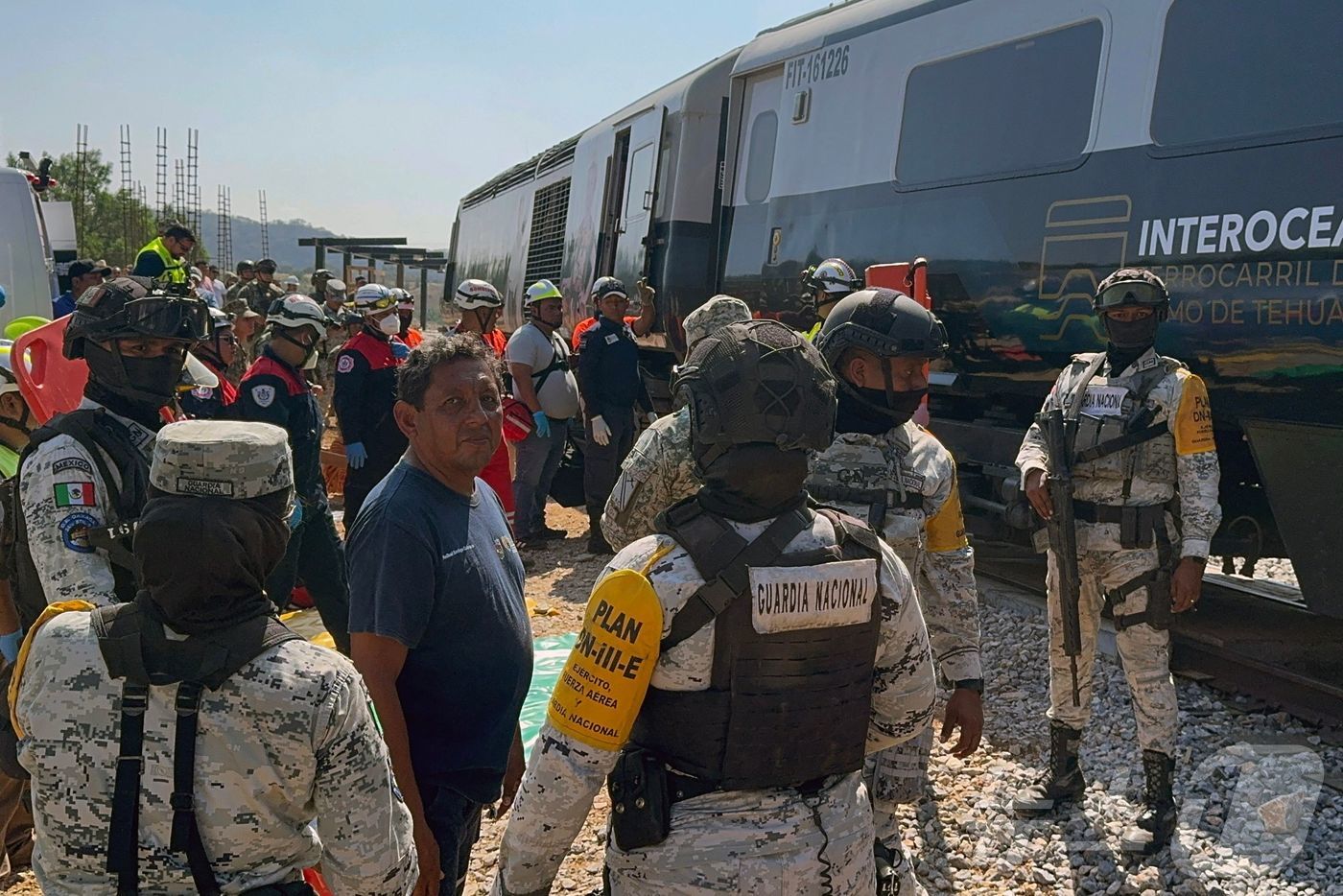 28일(현지시간) 멕시코 오하아카주를 운행하던 열차가 탈선하는 사고가 일어난 가운데, 육군 병력과 당국 관계자들이 승객들을 구조하고 있다. ⓒ AFP=뉴스1 ⓒ News1 윤다정 기자