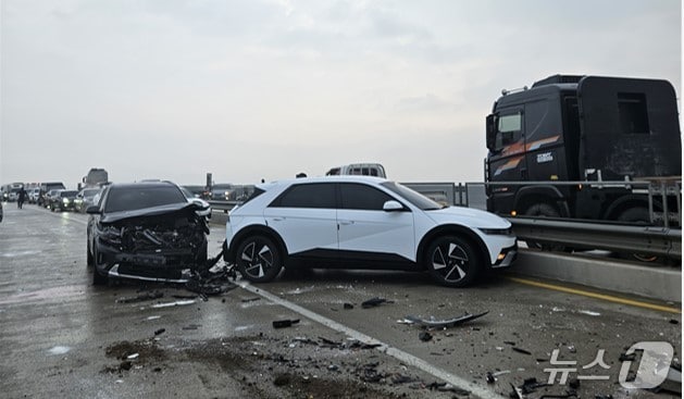 29일 오전 8시22분쯤 경북 상주시 함창읍 신흥리 3번 국도 이안교에서 얼어붙은 도로를 달리던 차량 15대가 연쇄 추돌했다.(경북소방본부 제공. 재판매 및 DB 금지)2025.12.29/뉴스1