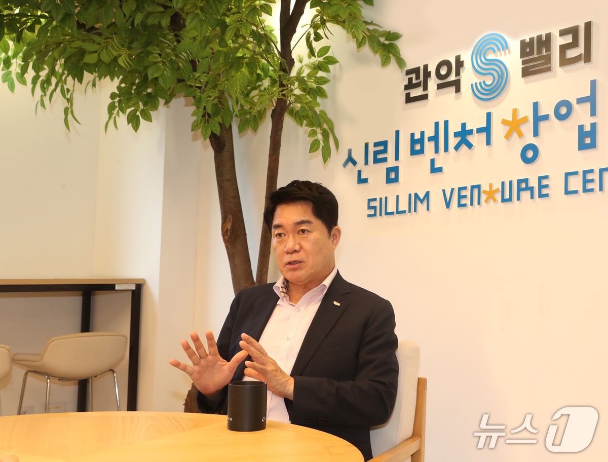 관악S밸리 신림창업벤처센터에서 벤처창업 인프라에 대해 설명하는 박준희 관악구청장