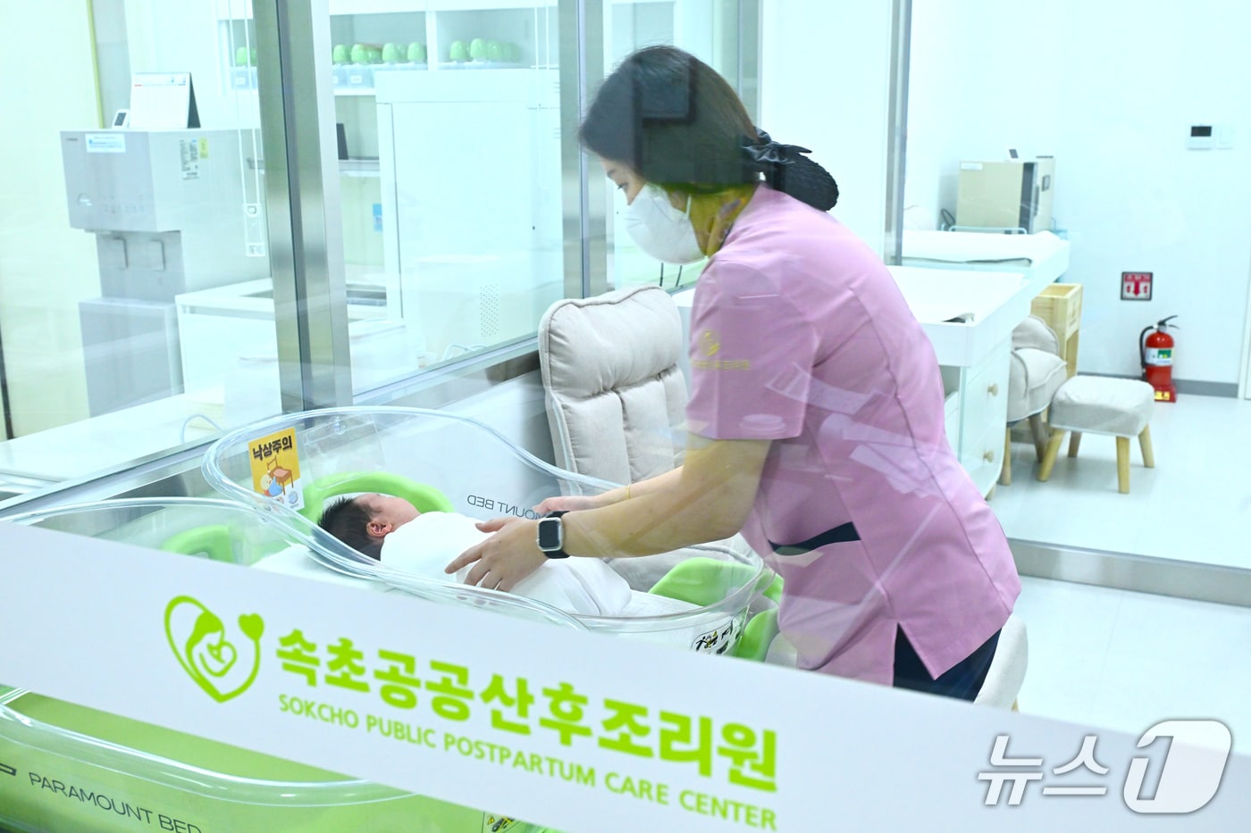 최근 개원한 강원 속초 등 영동북부권 유일 공공산후조리원인 속초공공산후조리원에 29일 첫 입소한 신생아.(속초시 제공, 재판매 및 DB 금지) 2025.12.29/뉴스1