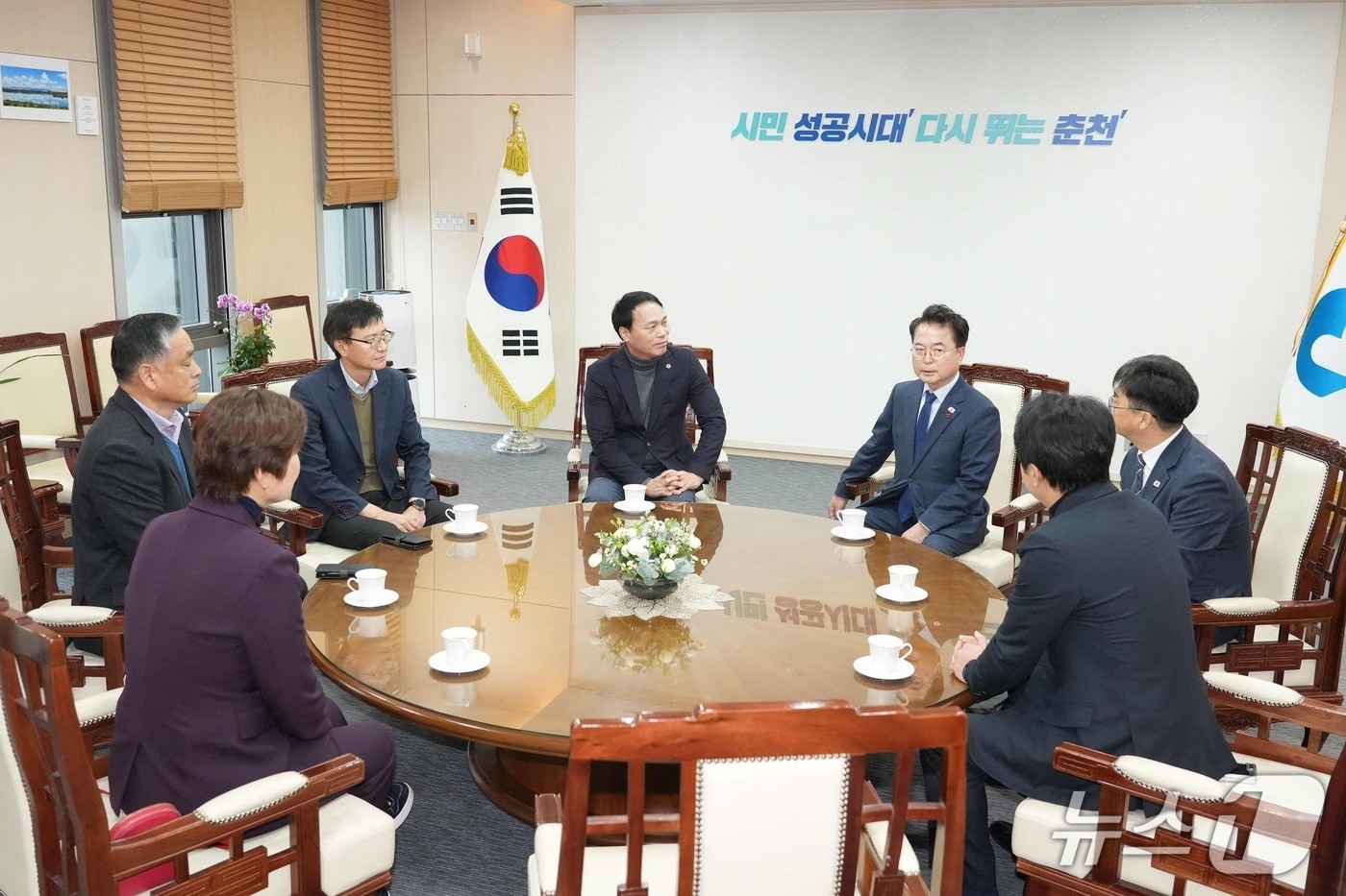 육동한 시장은 29일시청에서 박기영 도의원, 김보건 시의원, 공동대책위원회가 참석한 가운데 후평동 송전선로 지중화 문제 해결을 논의했다.