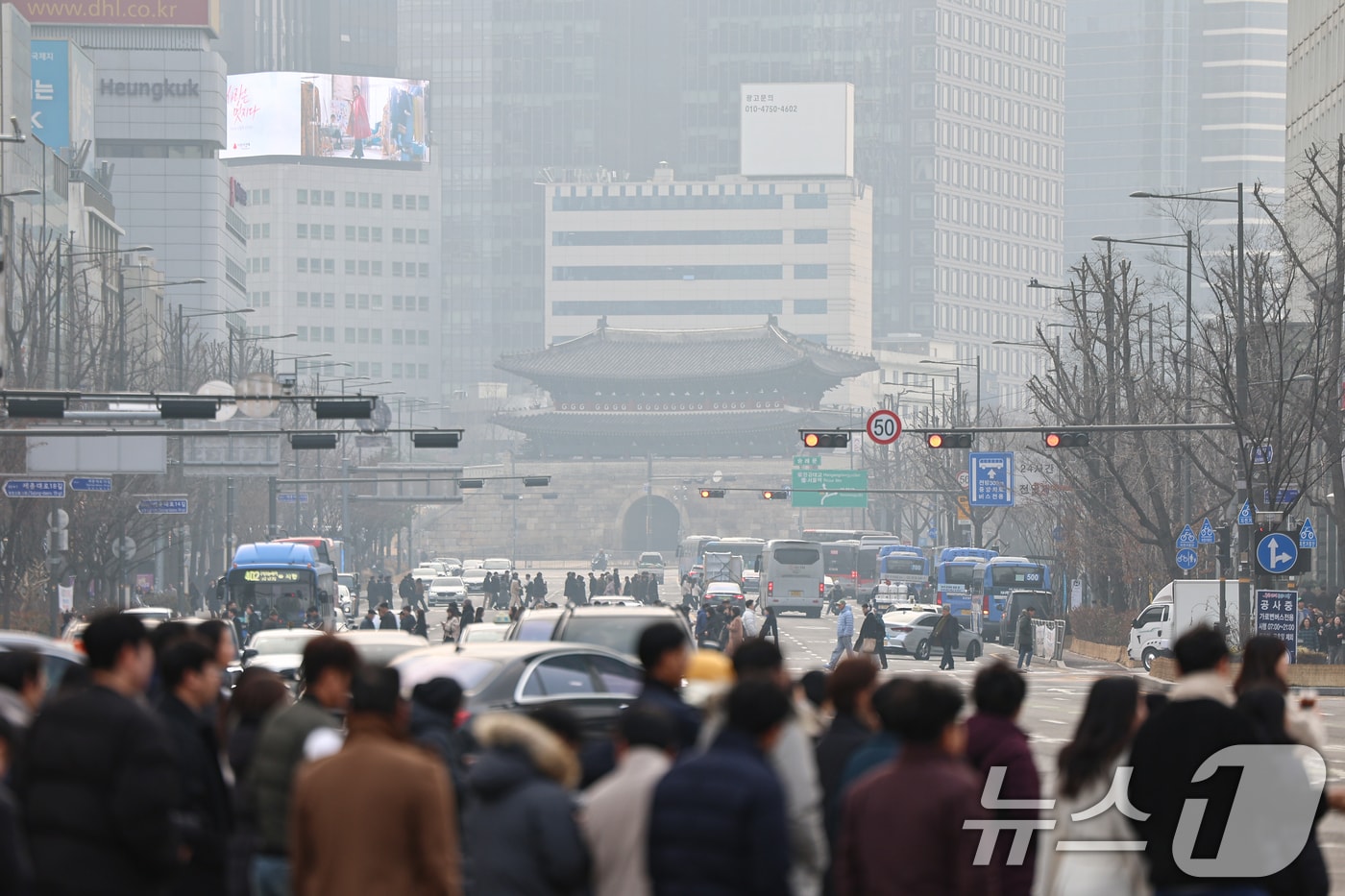 수도권 미세먼지 농도가 나쁨을 보인 29일 서울 도심이 뿌옇게 보이고 있다. 2025.12.29/뉴스1 ⓒ News1 김도우 기자
