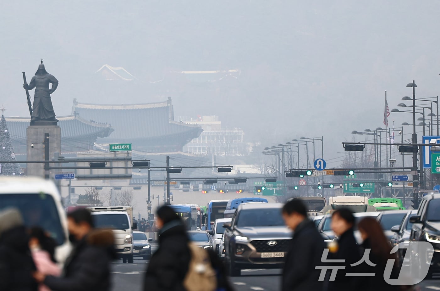수도권 미세먼지 농도가 나쁨을 보인 29일 서울 도심이 뿌옇게 보이고 있다. 2025.12.29/뉴스1 ⓒ News1 김도우 기자