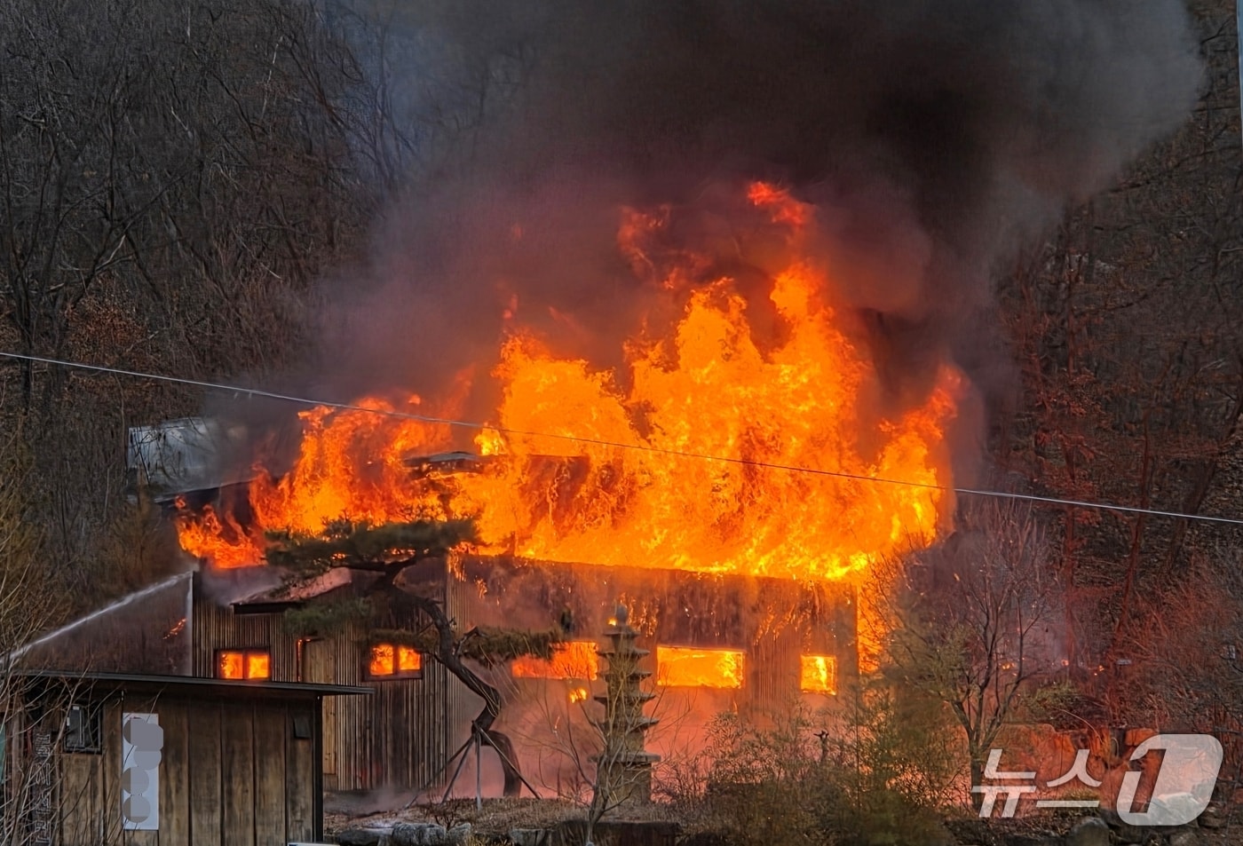 29일 오전 8시쯤 충북 괴산군의 한 사찰이 불길에 휩싸여 있다.(괴산소방서 제공, 재판매 및 DB금지)/뉴스1
