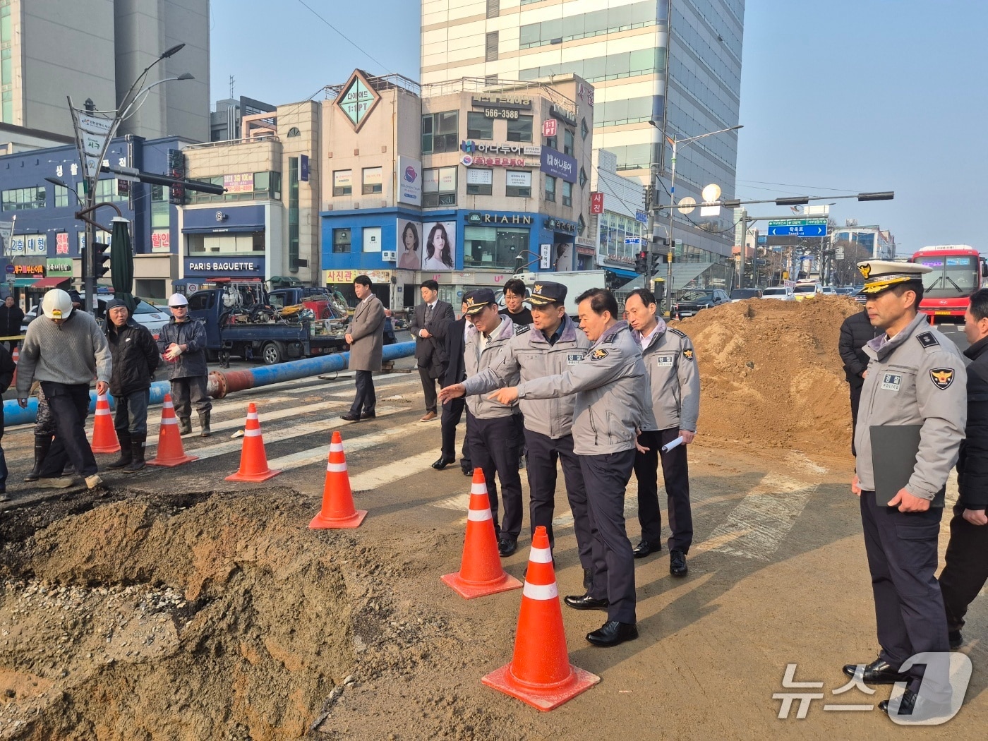한창훈 인천경찰청장이 인천지하철2호선 서구청역 일대 생긴 땅꺼짐(싱크홀) 복구 현장을 살피고 있다.(인천경찰청 제공) /뉴스1
