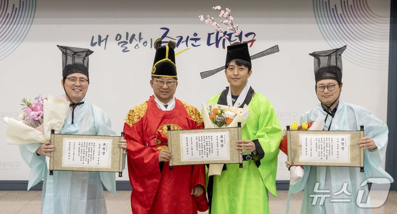 최충규 대덕구청장(사진 왼쪽 두 번째)과 ‘2025년 홍보장원 왕중왕전’에서 수상한 직원들이 29일 표창장을 받은 후 기념 촬영을 하고 있다.(대덕구 제공. 재판매 및 DB금지)/뉴스1